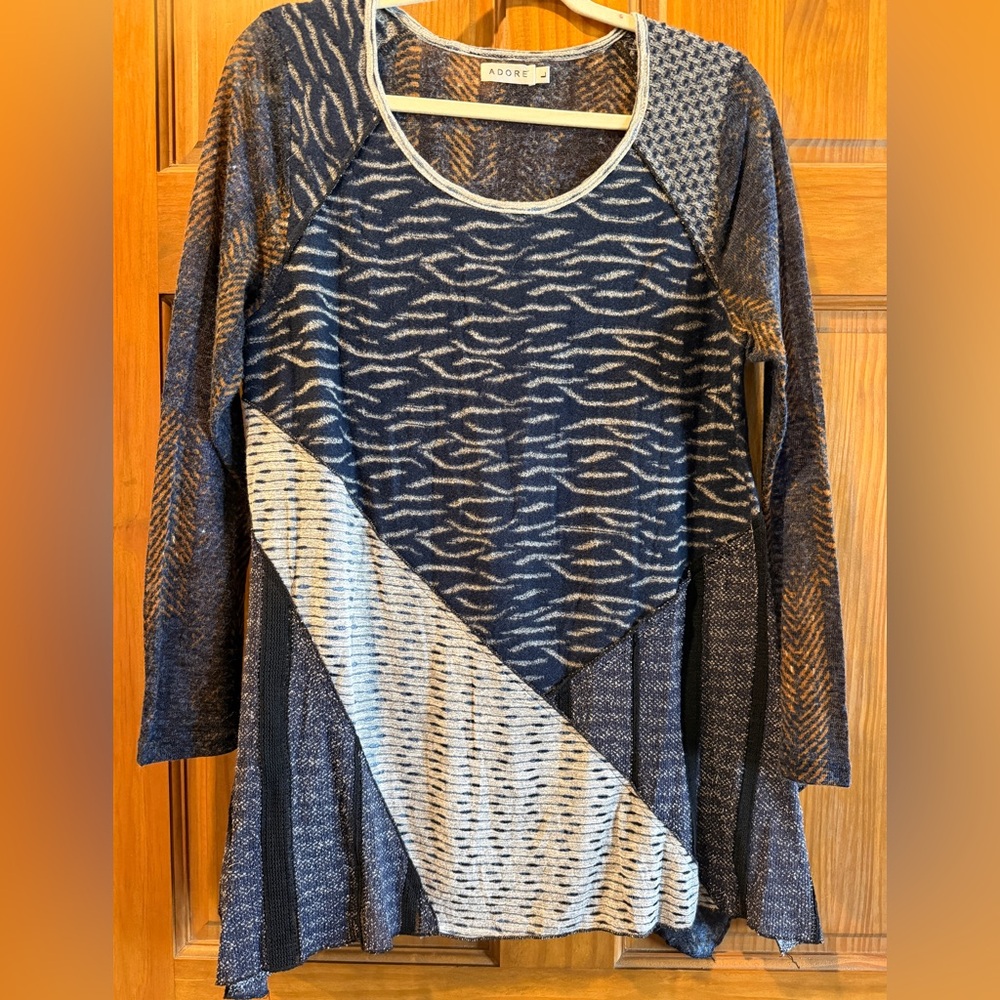 Sz L ADORE Patterned Long Sleeve top
